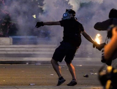 Επίθεση στο αστυνομικό τμήμα Ακροπόλεως: Μάχη αστυνομικών με αναρχικούς - Δύο τραυματίες (βίντεο)